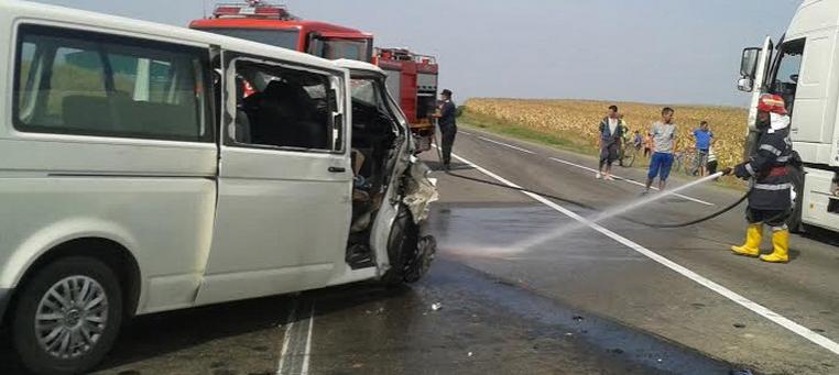 Accident TERIBIL pe DN2, în Suceava. O persoană a murit și cinci au fost rănite, după ce un microbuz s-a ciocnit cu un TIR 