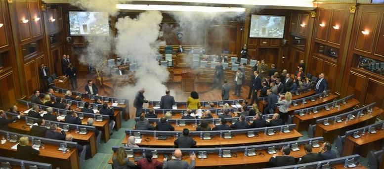 SCENĂ ȘOCANTĂ în Parlamentul din Kosovo. Aleșii opoziției au folosit GAZE LACRIMOGENE și au aruncat cu ouă în membrii coaliției de guvernare (VIDEO)