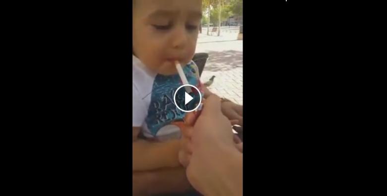 Un ROMÂN șochează. Tatăl iresponsabil îi dă pruncului să bea BERE și să FUMEZE. Recunoaște cineva acest individ? (VIDEO)