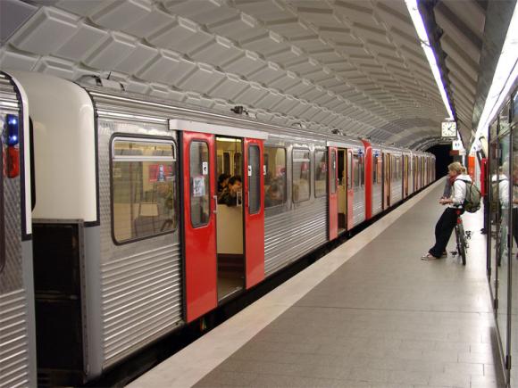 Inexplicabil. O mamă și-a împins fiul de 11 ani în fața metroului, la Hamburg