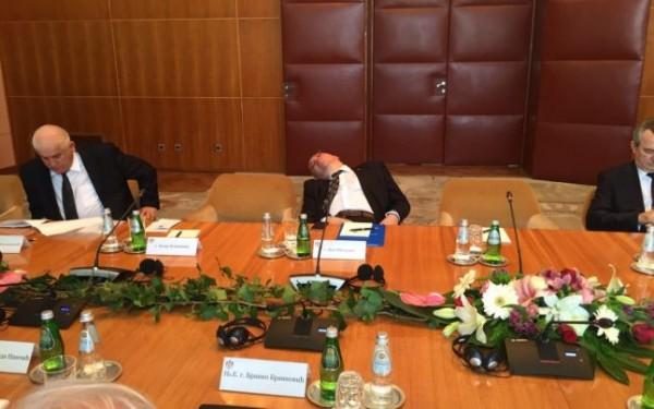 L-a ascultat prea mult pe Iohannis? Consilier prezidențial, fotografiat în timp ce dormea la o întâlnire oficială în Serbia