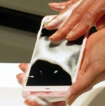 Japonezii au inventat primul telefon care poate fi spălat cu apă și săpun