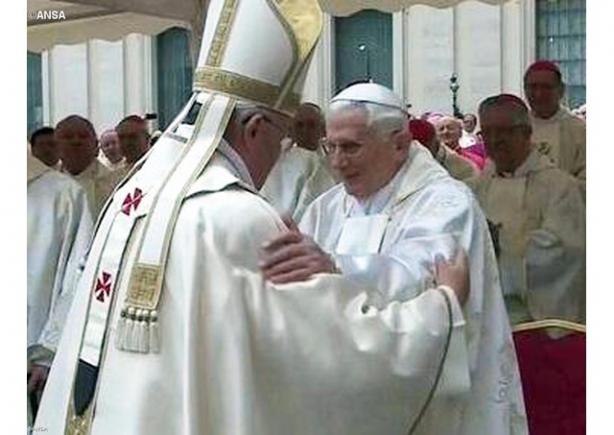 Catedrala Sfântul Petru: Papa Francisc și Papa emerit Benedict al XVI-lea, la ceremonia deschiderii Porții Sfinte