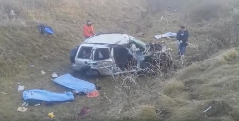Carnagiu la Brașov. Trei morți și un rănit grav, după ce mașina în care se aflau a fost lovită de tren (VIDEO)