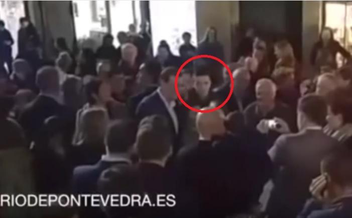 Prim-ministrul Spaniei, Mariano Rajoy, lovit cu pumnul în ochi de un tânăr nervos (VIDEO)