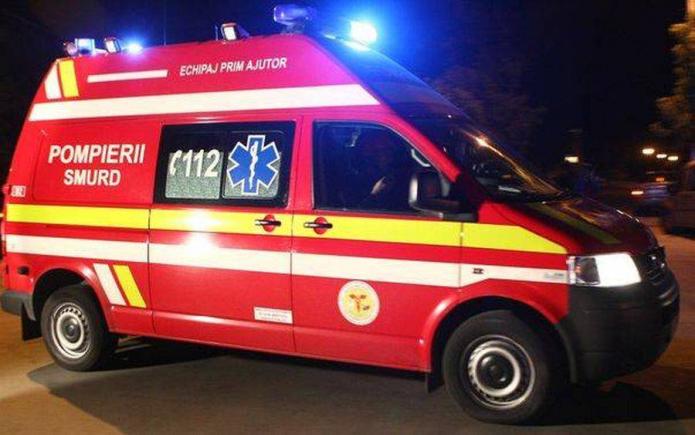 Incendiu la un hotel pe malul lacului Vidraru; o angajată intoxicată cu fum a fost preluată de SMURD