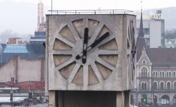 Ceasul din centrul Clujului, încremenit de 26 de ani, de la fuga lui Ceauşescu. Povestea incredibilă a celui care a oprit timpul