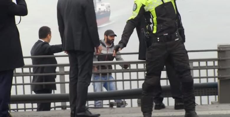 De Crăciun, preşedintele Turciei a convins un tânăr să nu se arunce de pe pod (VIDEO)