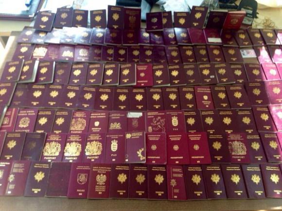 Aveau asupra lor 148 de paşapoarte europene. Poliţia turcă i-a arestat pe aeroportul din Istanbul