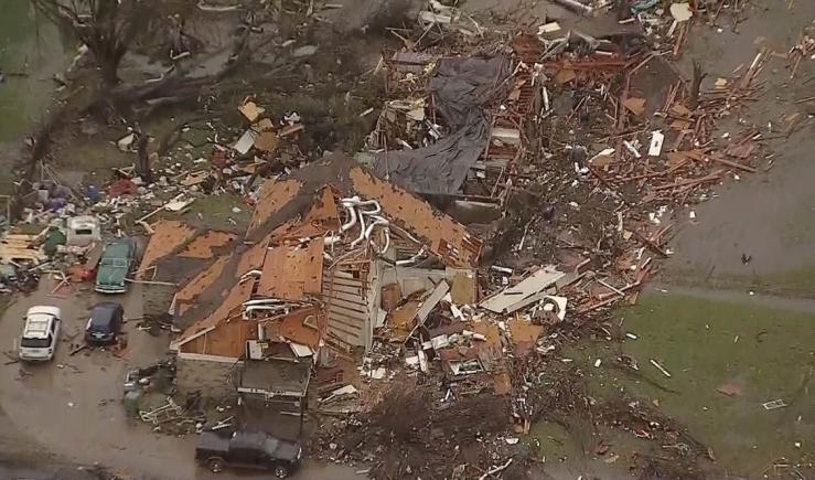 STARE DE URGENŢĂ ÎN SUA. Zeci de oameni au murit în urma tornadelor care au măturat mai multe state din sud (VIDEO)