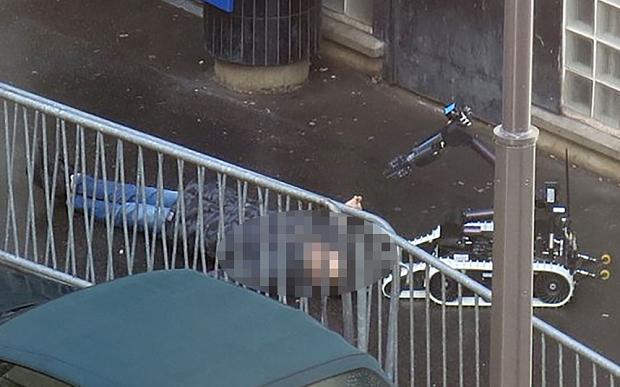 Cine l-a păcălit pe teroristul care a murit împușcat de polițiști la comisariatul din Paris?