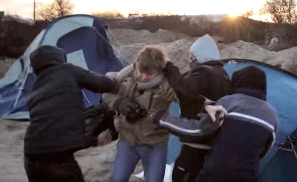 Echipă TV olandeză atacată cu cuțitul în tabăra de refugiați de la Calais (VIDEO)