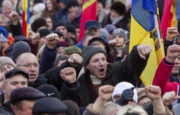 Peste 2.000 de persoane protestează în fața clădirii Parlamentului de la Chișinău