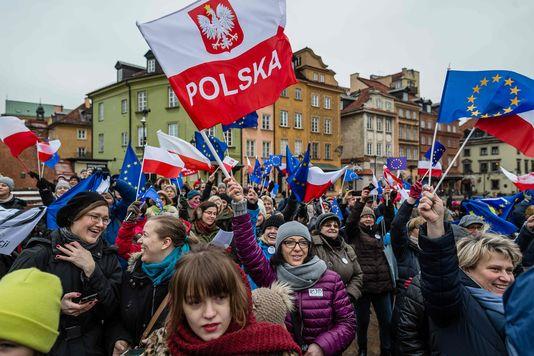 Polonia fierbe în ger. Manifestaţii pentru apărarea libertăţii, cu mii de participanţi