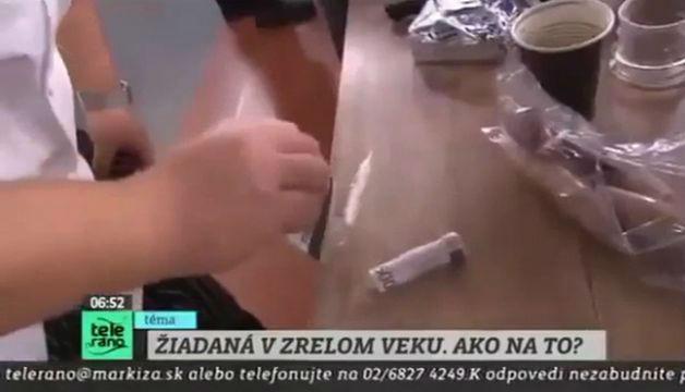 Bucătar surprins LIVE pregătindu-și liniuța de cocaină! Scena a fost transmisă în direct la TV (VIDEO)
