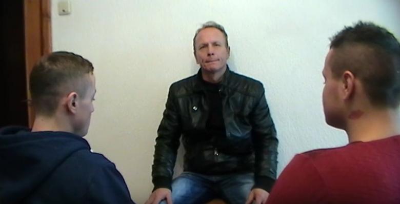 Doi minori îi acuză pe poliţiştii din Dragalina că i-ar fi bătut cu parul (VIDEO)