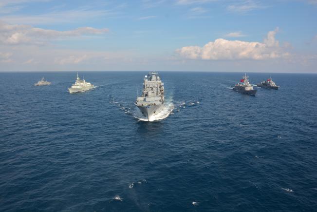 Navele NATO se îndreaptă către Marea Egee. Misiunea lor, scufundarea bărcilor traficanților de imigranți