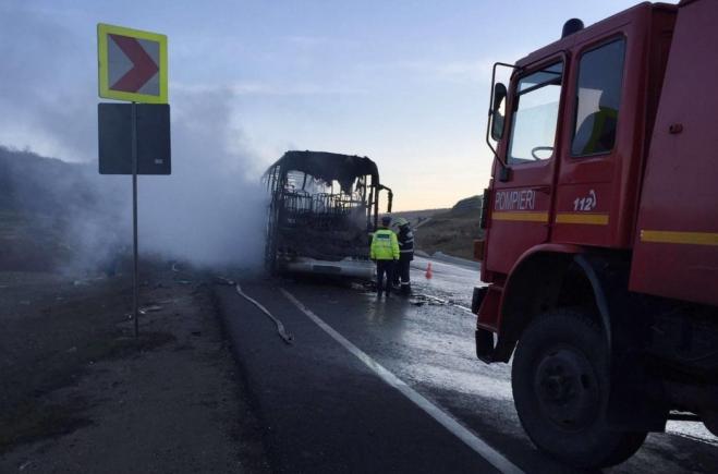 Un autocar cu pasageri a luat foc pe centura Vâlcele - Apahida. Vehiculul a ars în totalitate 