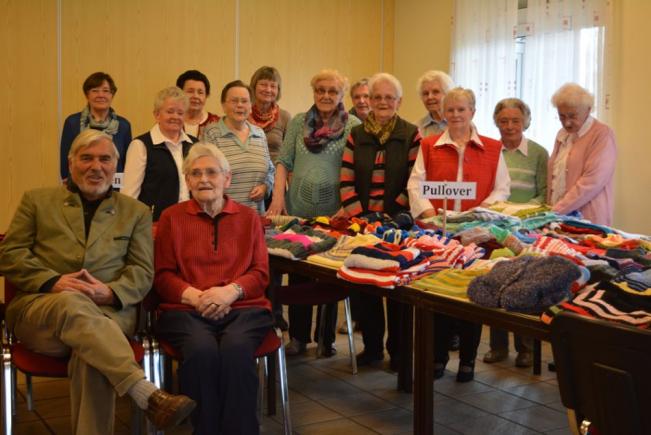 13 pensionare din Germania au tricotat 579 de hăinuțe pentru copiii din România