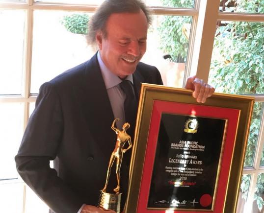 Julio Iglesias a primit trofeul Artist de legendă