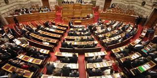 Parlamentul grec aprobă măsurile de austeritate cerute de creditori