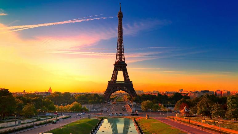  Bonus la Euro 2016.15 minute de glorie pe Turnul Eiffel.