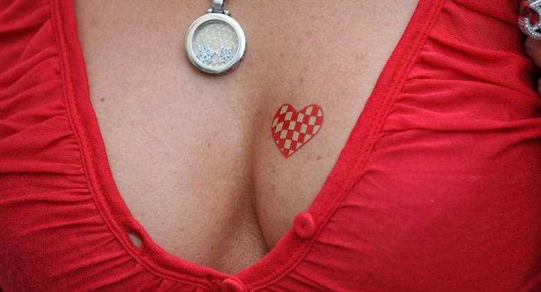 Croatele şi-au pus sânii pe Internet, ca să dea jos Guvernul 