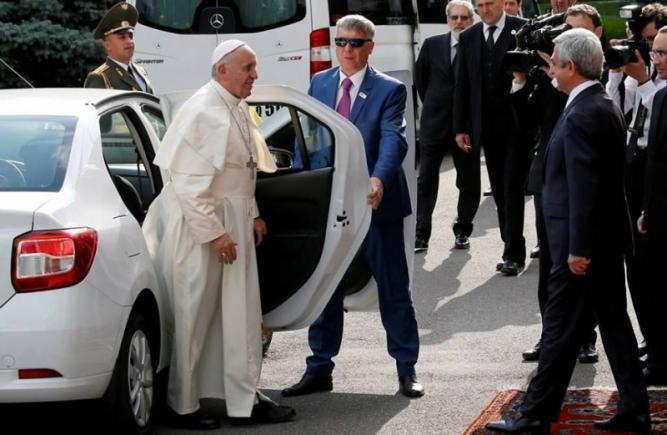 ŞOC & GROAZĂ! N-o să-ţi vină să crezi cu ce maşină umblă Papa Francisc! (imagini care te vor cutremura!)
