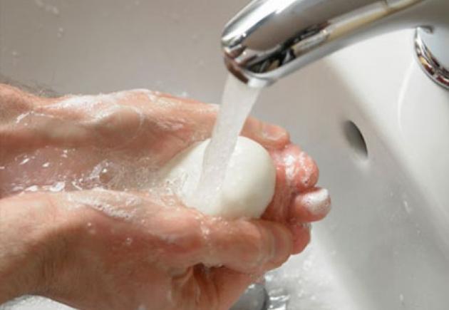 Bacteria Clostridium difficile se simte perfect pe mâinile murdare şi provoacă infecţii grave