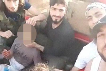 OROARE. Înregistrare video în care rebeli sirieni decapitează un copil de 11 ani!