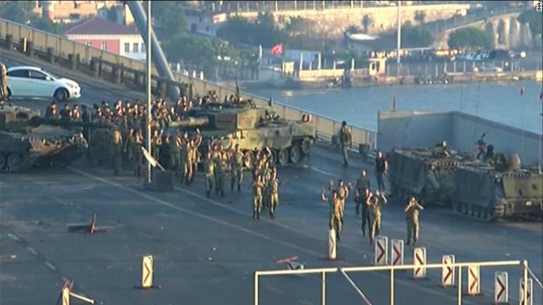 Pedeapsă simbolică pentru militarii turci fugiţi în Grecia.Guvernul de la Atena trebuie să decidă asupra extrădării