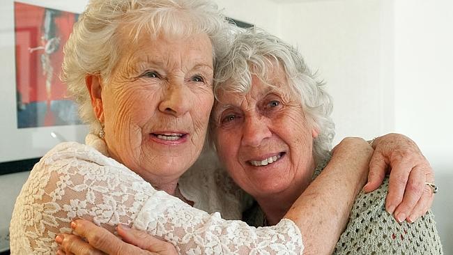 Șocant! Și-a găsit sora geamănă după 78 de ani
