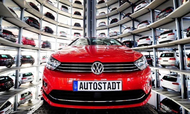 Milioane de maşini vândute de Volkswagen, la discreția hackerilor. Experți germani: Este o catastrofă!