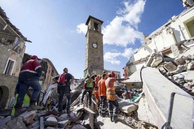 VIDEO. Ei sunt cei doi „şacali“ români  care au vandalizat casele celor afectaţi de cutremurul din Italia!  