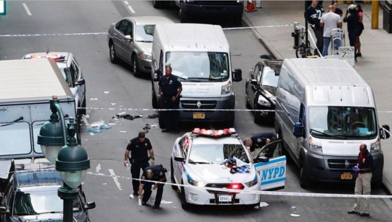 Atac cu satârul la New York. Haos, focuri de armă și polițiști răniți în centrul Manhattanului (VIDEO)