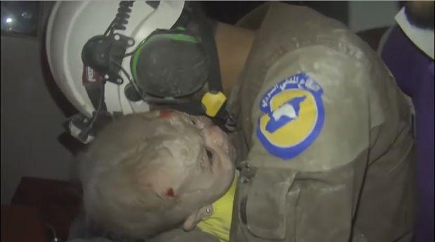 Siria: Bebeluș de o lună, salvat miraculos de sub dărâmături (VIDEO)