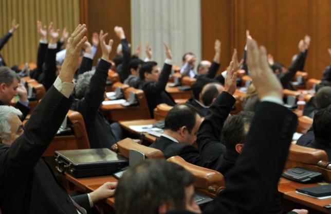 Deputaţii au votat majorări salariale cu 15% în sănătate şi educaţie. Ce va face preşedintele Iohannis?! 