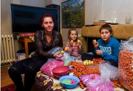 UPDATE. Copii români, sclavi pentru producătorii de Ouă Kinder sau o altă făcătură? (VIDEO)