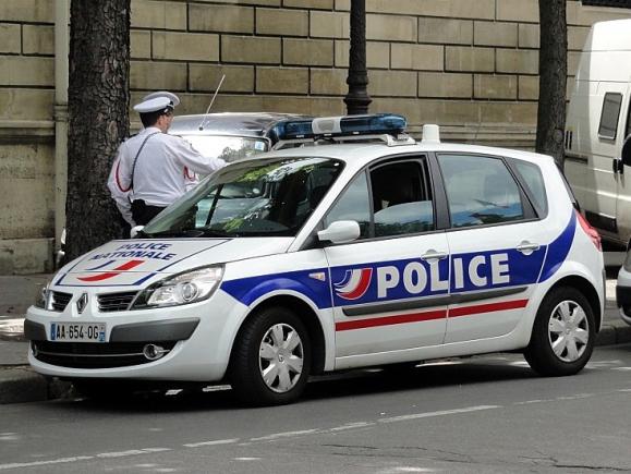 Paris: Șapte persoane sechestrate de un individ înarmat, într-o agenție de turism