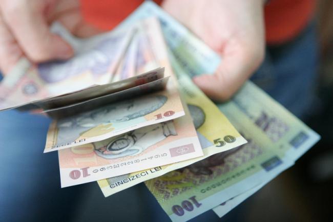 Un sfert dintre români au salarii mici! Vezi cât câștiga în medie pe oră