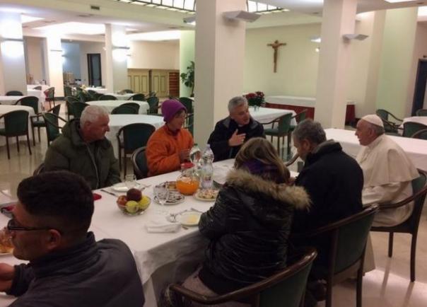 Doi români fără adăpost au luat masa cu Papa Francisc