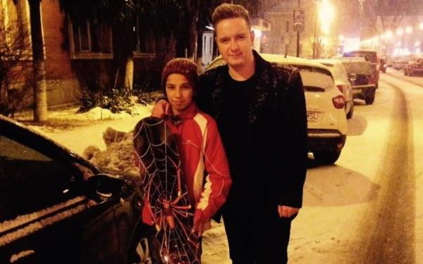 Reacția tinerilor din Baia Mare după ce unui copil al străzii i s-a refuzat accesul pe patinoar - video