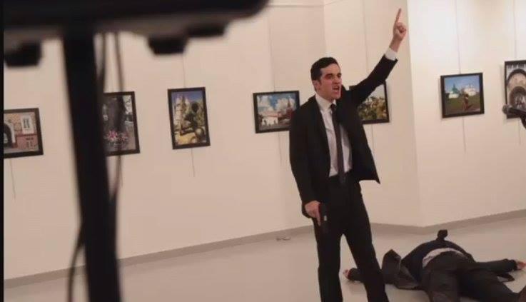 Momentul în care ambasadorul rus ESTE ÎMPUȘCAT (VIDEO) Acesta este ATACATORUL