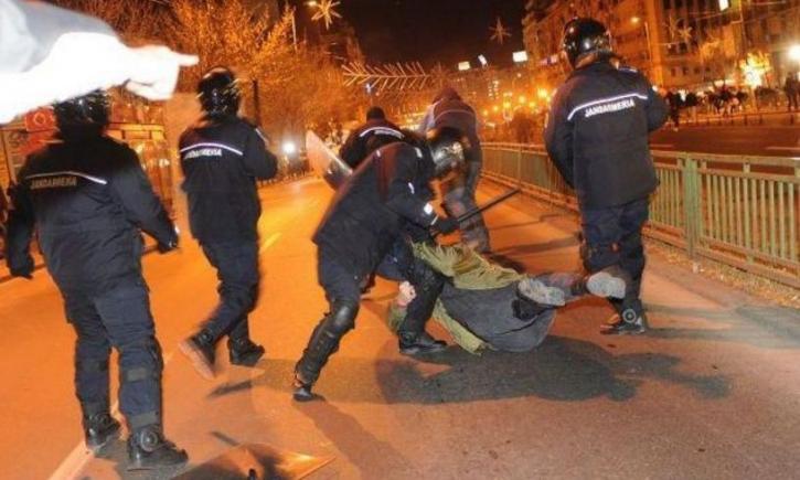 Incident la protestul din Piaţa Victoriei. Trei persoane reţinute de jandarmi şi duse la poliţie