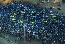 Piaţa Victoriei: Mii de protestatari au creat steagul Uniunii Europene (VIDEO)