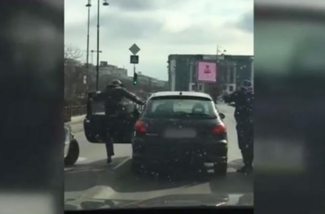Jungla străzii bucureștene: șofer bătut în trafic la un semafor din zona Unirii (VIDEO)