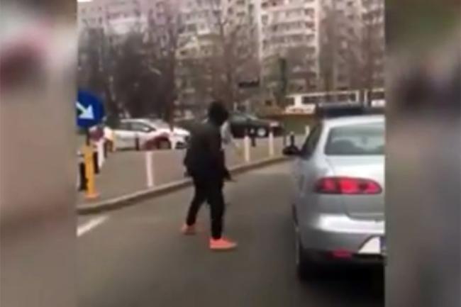 Violență pe stradă! Luptă cu cuțitul între doi șoferi bucureșteni (VIDEO)
