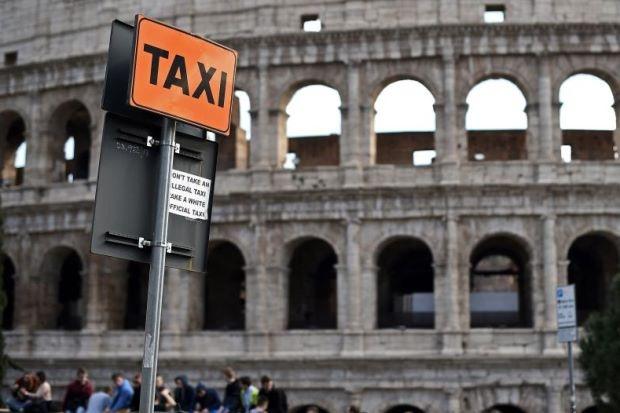 O instanţă din Italia interzice o aplicaţie Uber pe telefoanele smart