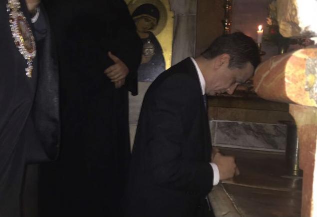 Premierul Grindeanu, reculegere la Sfântul Mormânt (FOTO)