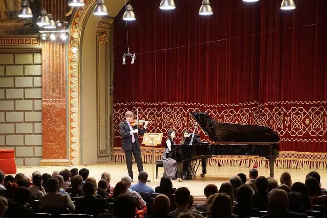 Concertmaistrul Filarmonicii din Viena interpretează Sonata Kreutzer în trei oraşe din România